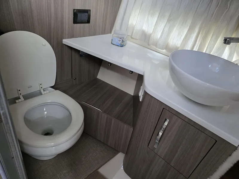 Slide: The Image of Regal 33 SAV 2020 - 6