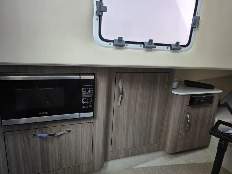 Slide: The Image of Regal 33 SAV 2020 - 8