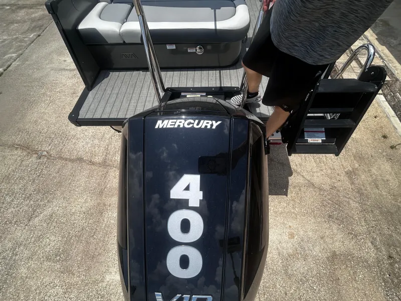 Slide: The Image of Outboard motor on Avalon CAT VRB25T boat, 2025 model, with Mercury 400 engine. - 33