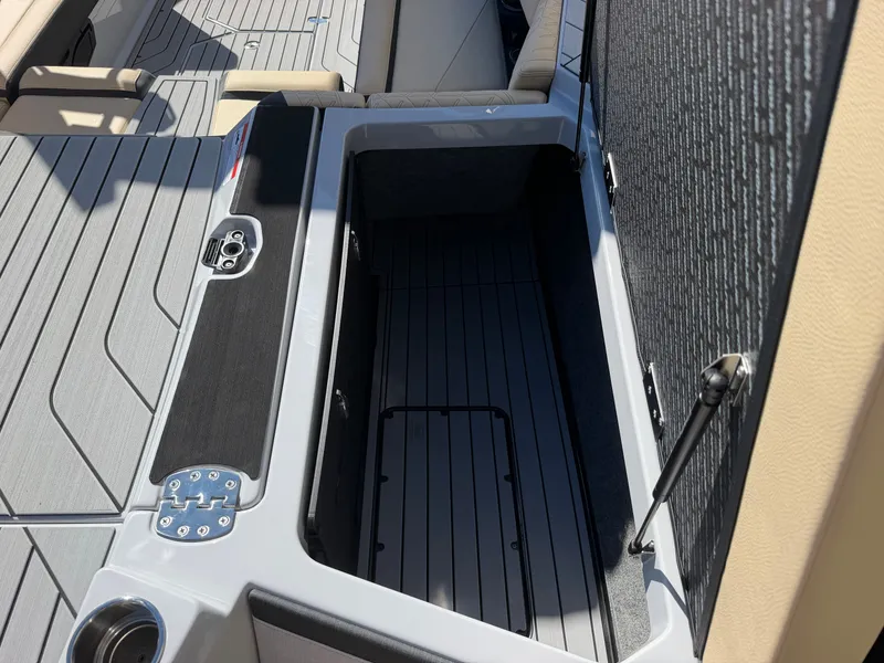Slide: The Image of Nautique S25 2027 - 8