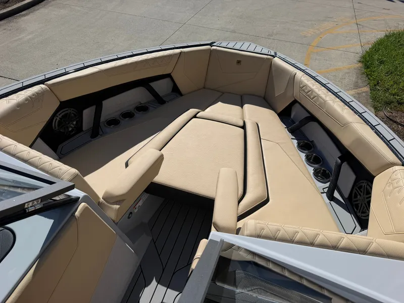 Slide: The Image of Nautique S25 2027 - 18