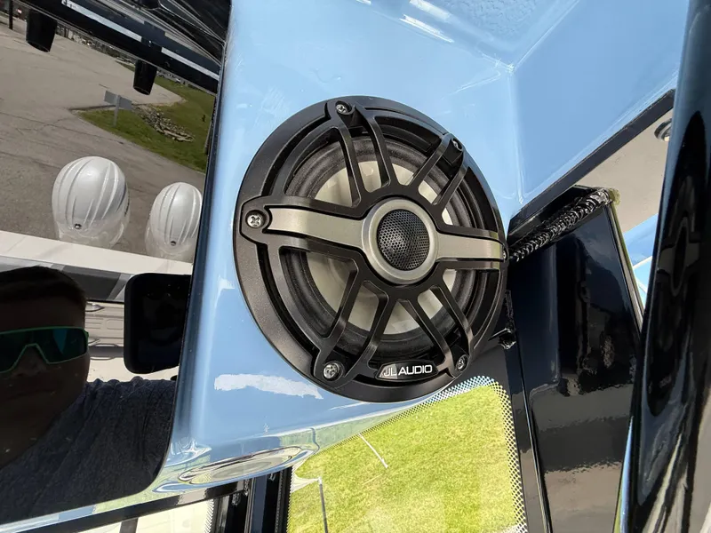 Slide: The Image of Robalo R250 Center Console 2025 - 16