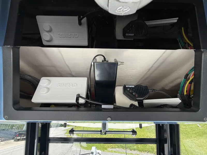 Slide: The Image of Robalo R250 Center Console 2025 - 17