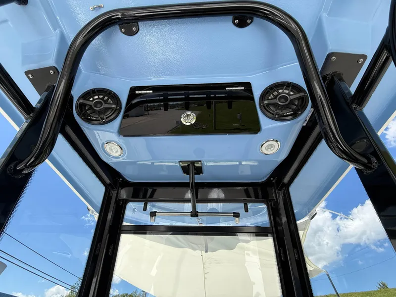 Slide: The Image of Robalo R250 Center Console 2025 - 18