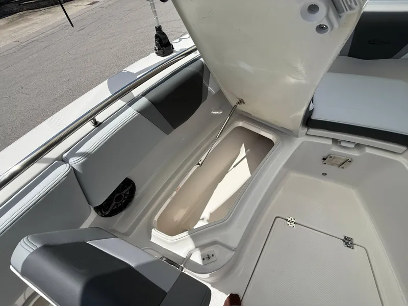 Slide: The Image of Robalo R250 Center Console 2025 - 20