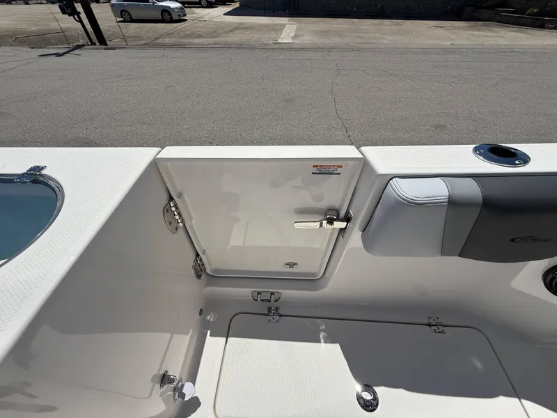 Slide: The Image of Robalo R250 Center Console 2025 - 22