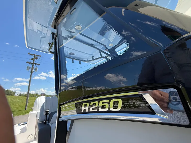 Slide: The Image of Robalo R250 Center Console 2025 - 23