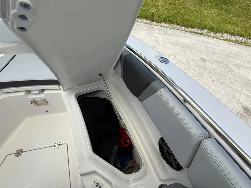 Slide: The Image of Robalo R250 Center Console 2025 - 30