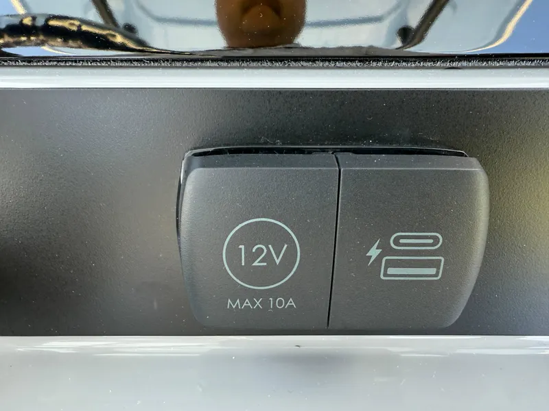 Slide: The Image of Robalo R250 Center Console 2025 - 32