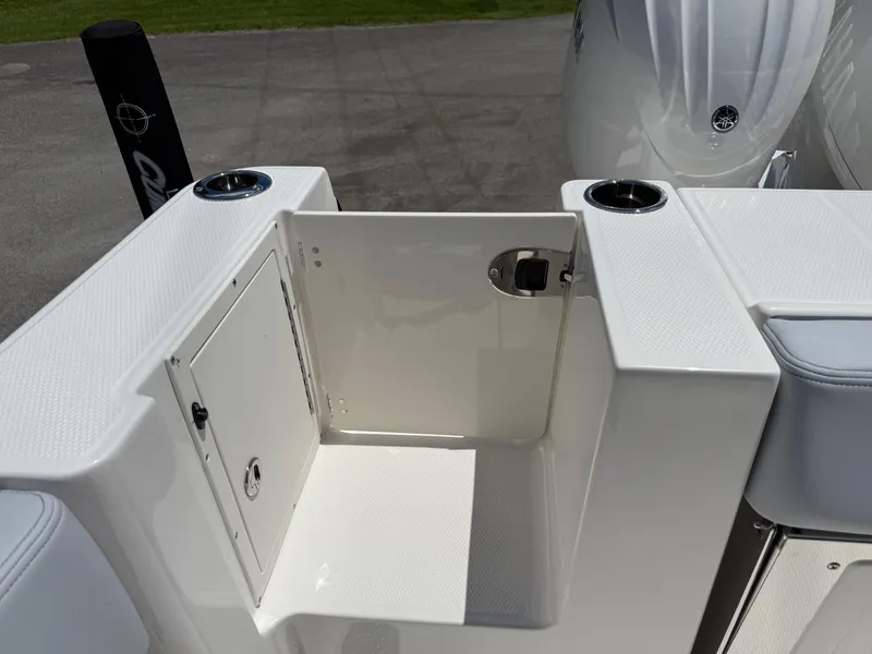 Slide: The Image of Robalo R250 Center Console 2025 - 37