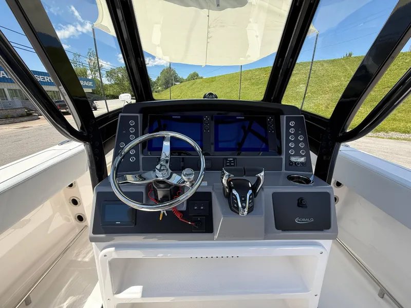 Slide: The Image of Robalo R250 Center Console 2025 - 38