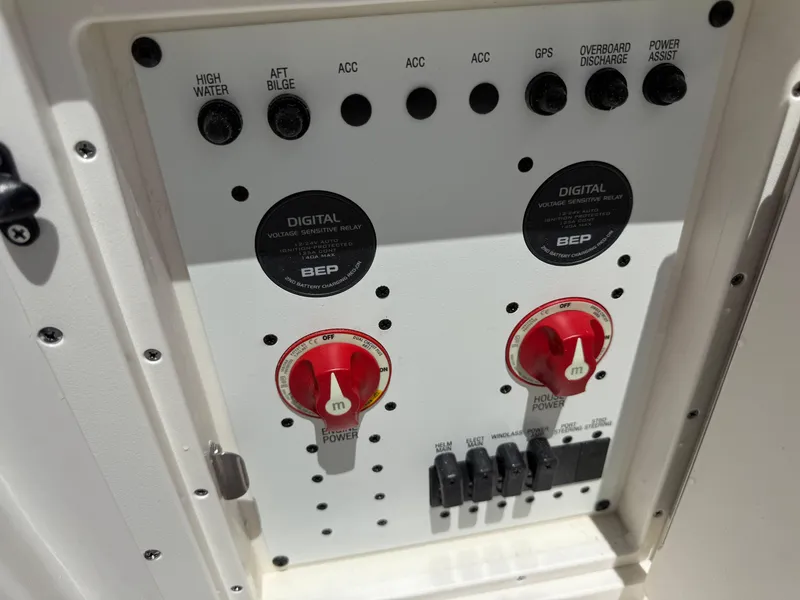 Slide: The Image of Robalo R250 Center Console 2025 - 39