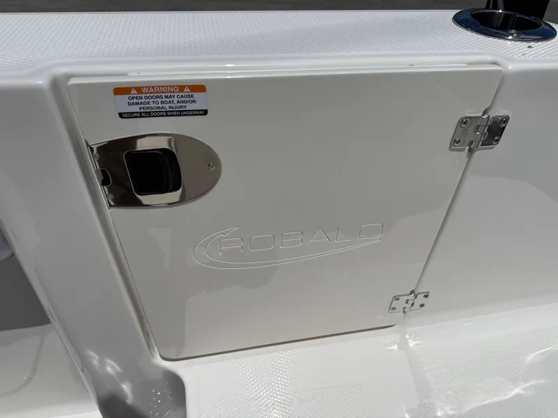 Slide: The Image of Robalo R250 Center Console 2025 - 40