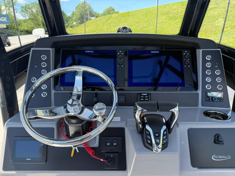 Slide: The Image of Robalo R250 Center Console 2025 - 42