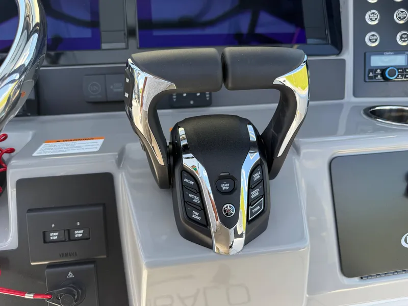 Slide: The Image of Robalo R250 Center Console 2025 - 43