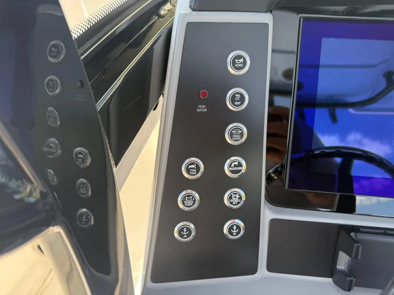 Slide: The Image of Robalo R250 Center Console 2025 - 46