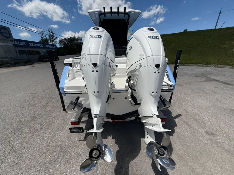 Slide: The Image of Robalo R250 Center Console 2025 - 55