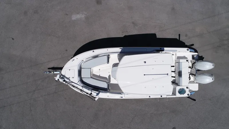 Slide: The Image of Robalo R250 Center Console 2025 - 6