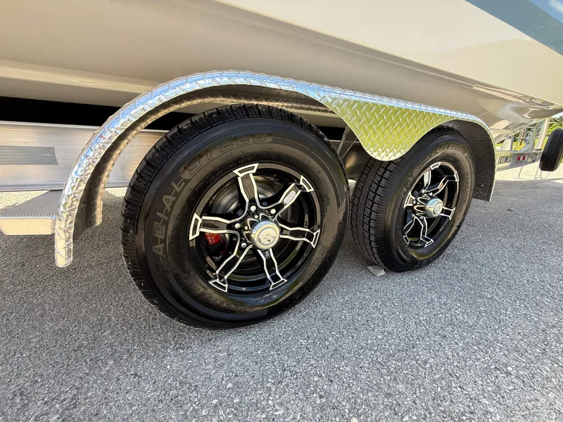 Slide: The Image of Robalo R250 Center Console 2025 - 66