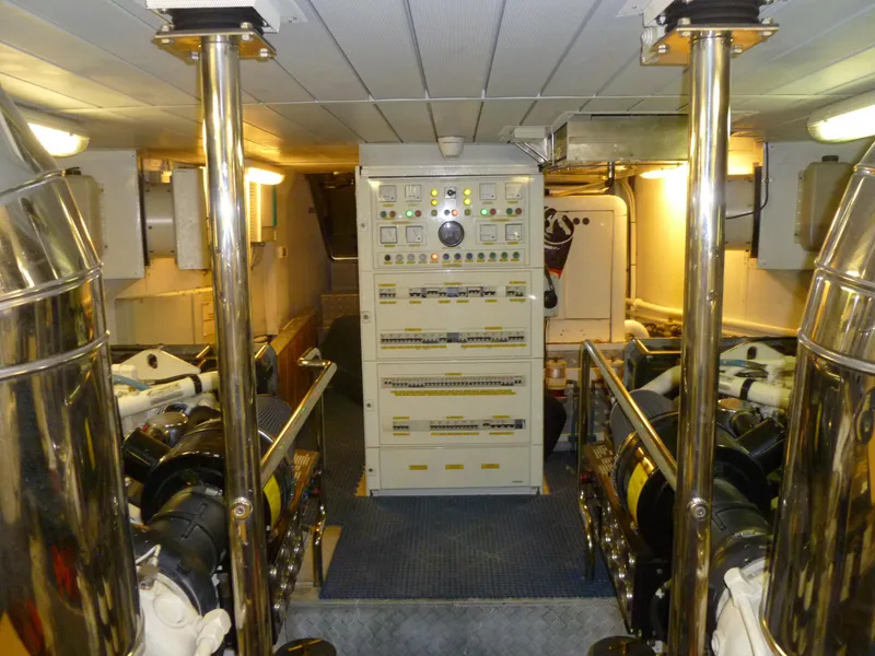 Slide: The Image of Azimut 80 2005 - 83