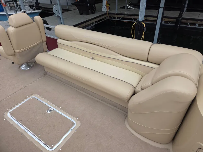 Slide: The Image of 2009 Bennington 2577RFSi boat with beige seating and storage compartment. - 7