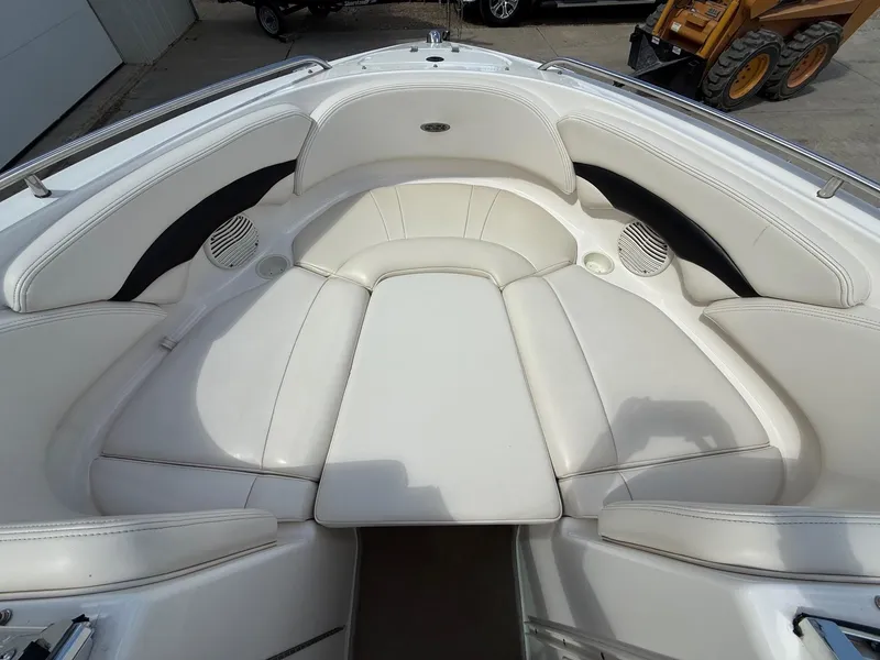 Slide: The Image of Interior of 2000 Chaparral 196 SSi boat with white cushioned seating. - 7