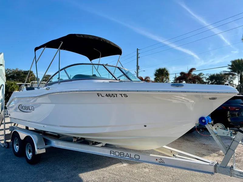 The Image of Robalo R207 2024 - 0