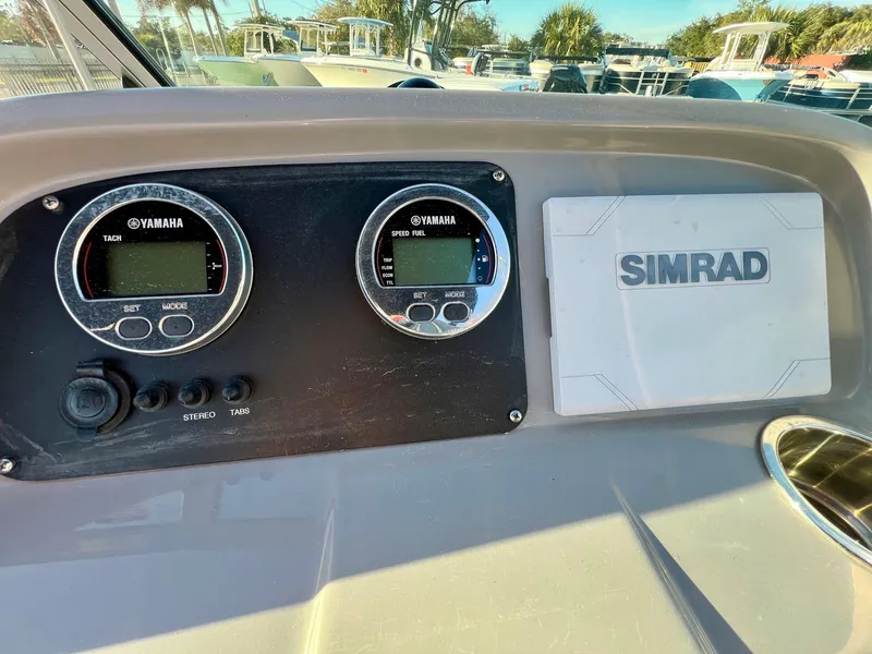 Slide: The Image of Robalo R207 2024 - 12