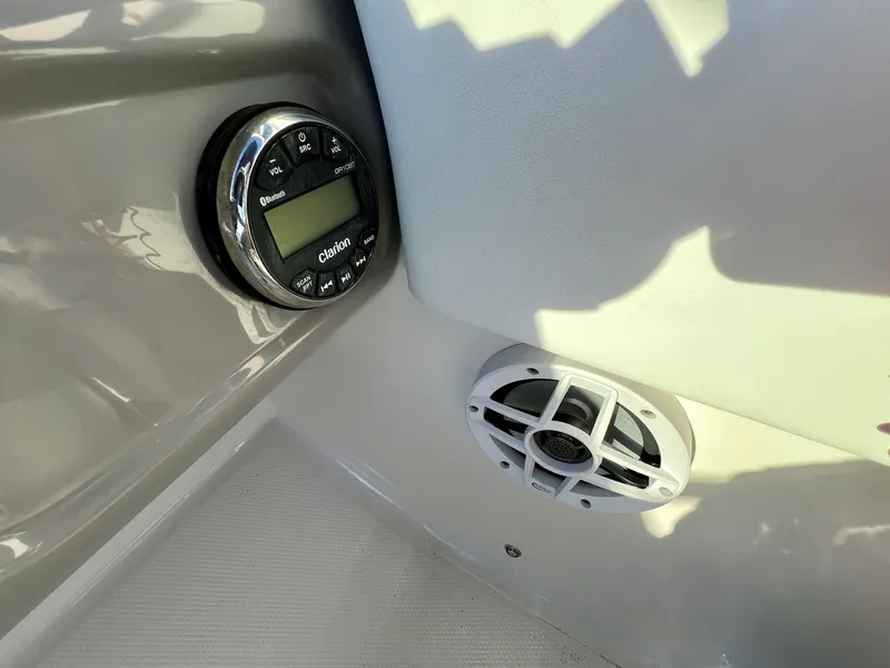 Slide: The Image of Robalo R207 2024 - 13