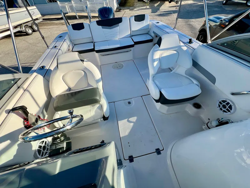 Slide: The Image of Robalo R207 2024 - 14