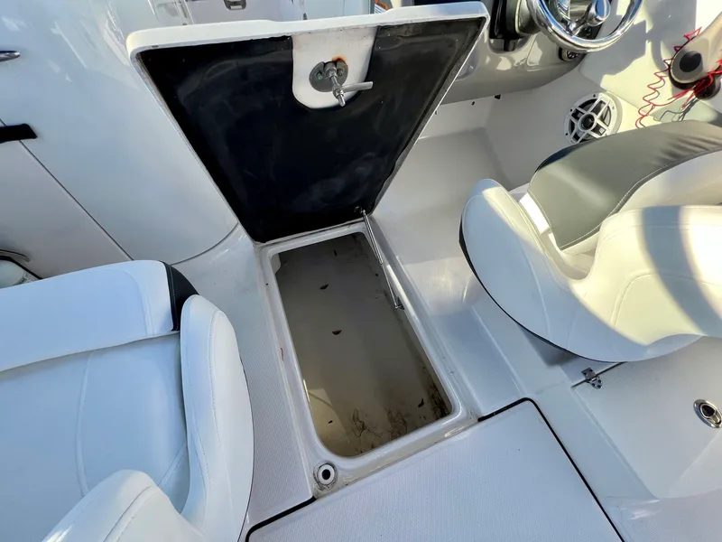 Slide: The Image of Robalo R207 2024 - 15