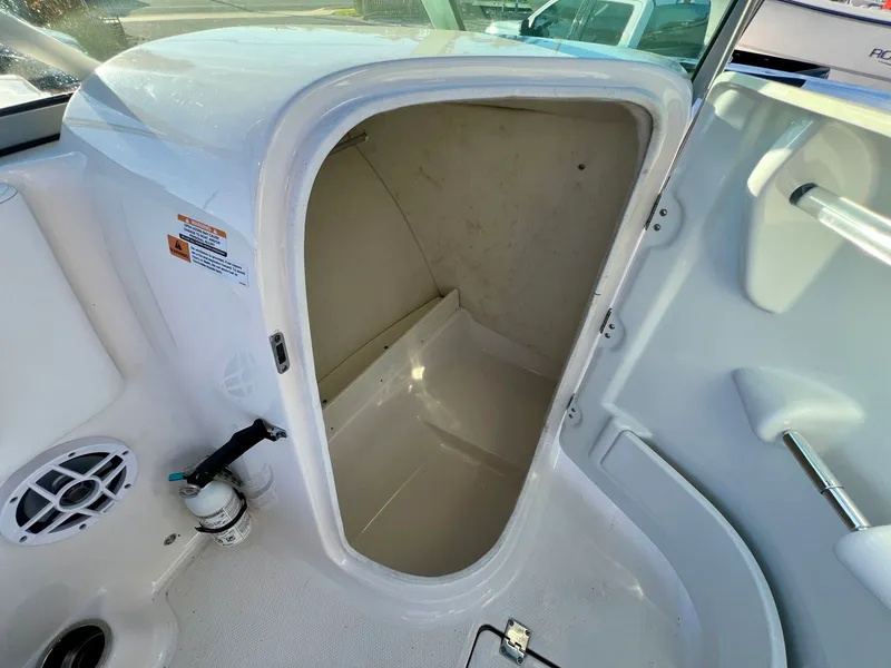 Slide: The Image of Robalo R207 2024 - 16