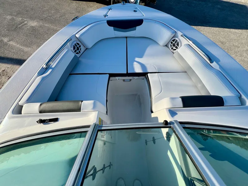 Slide: The Image of Robalo R207 2024 - 17