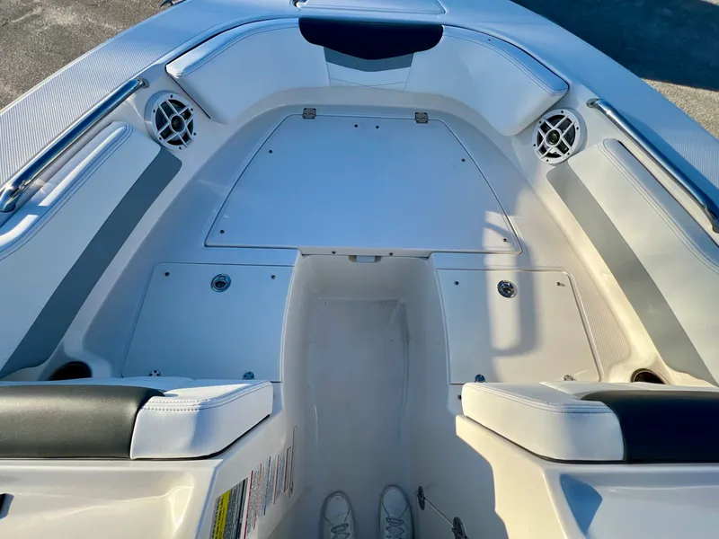 Slide: The Image of Robalo R207 2024 - 18