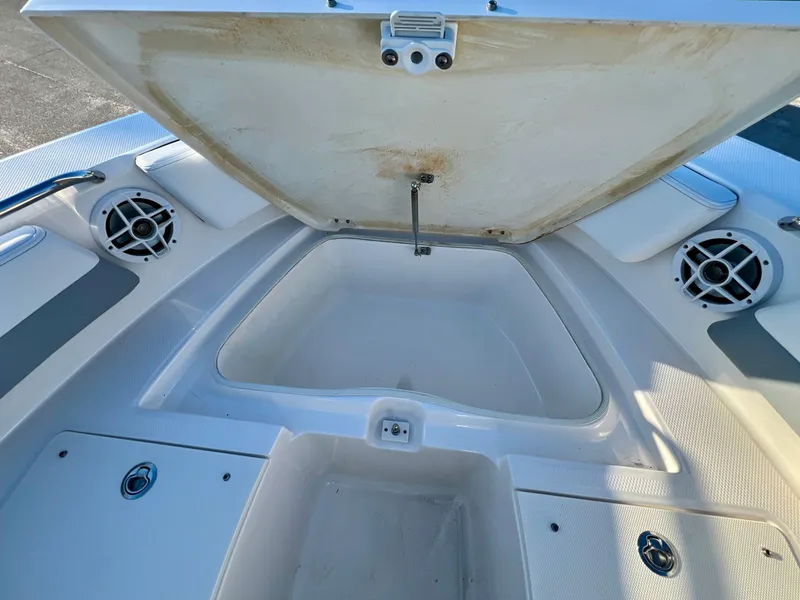 Slide: The Image of Robalo R207 2024 - 19