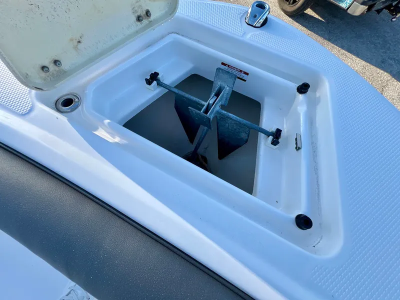 Slide: The Image of Robalo R207 2024 - 20