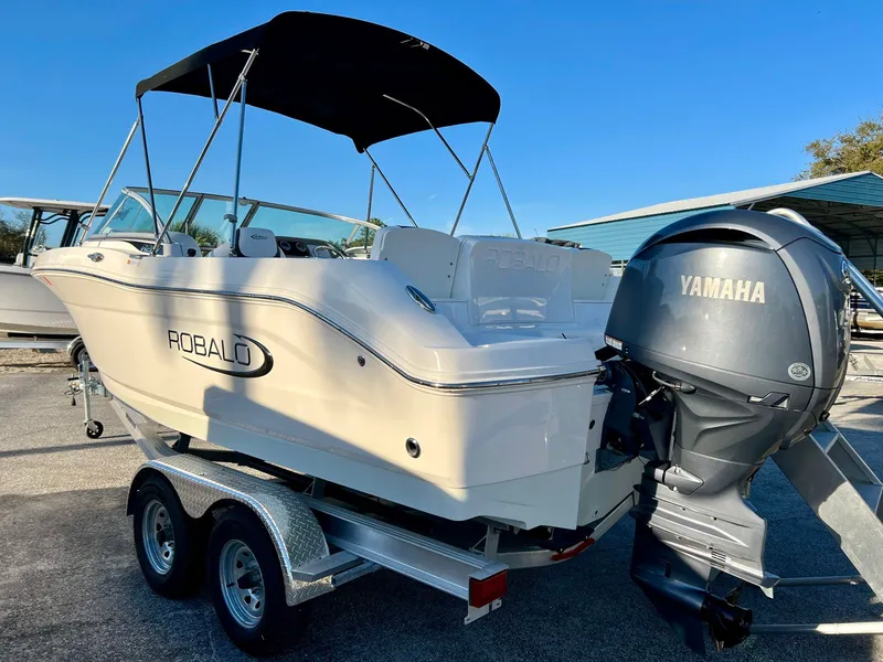 Slide: The Image of Robalo R207 2024 - 3