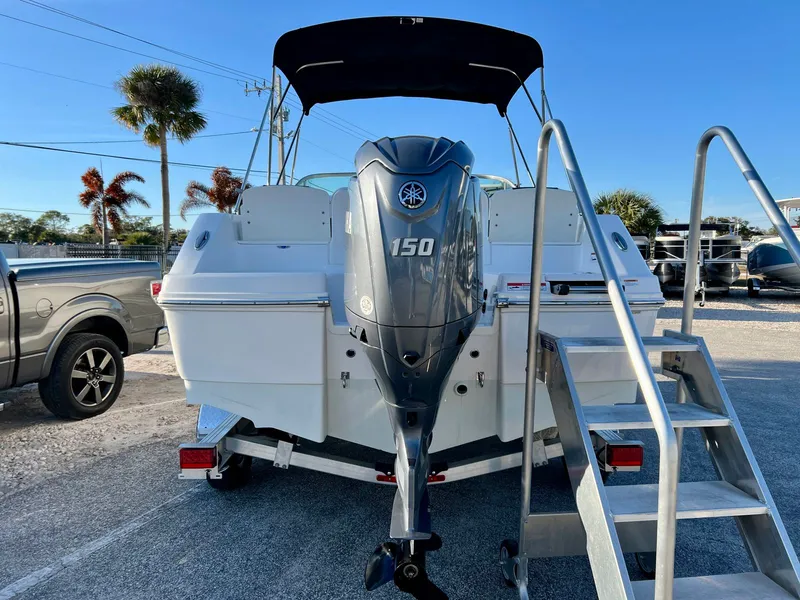 Slide: The Image of Robalo R207 2024 - 4