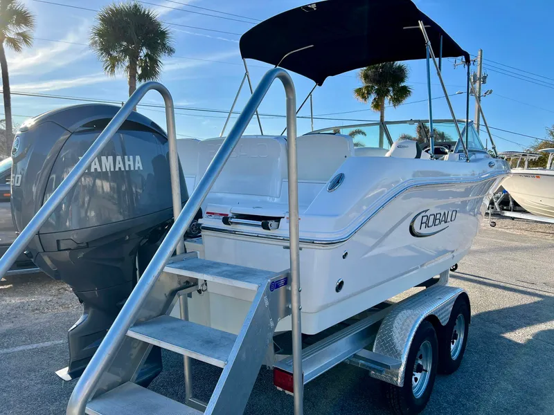 Slide: The Image of Robalo R207 2024 - 5