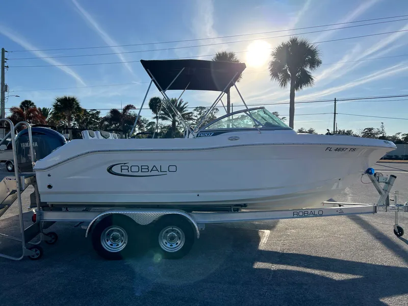 Slide: The Image of Robalo R207 2024 - 6