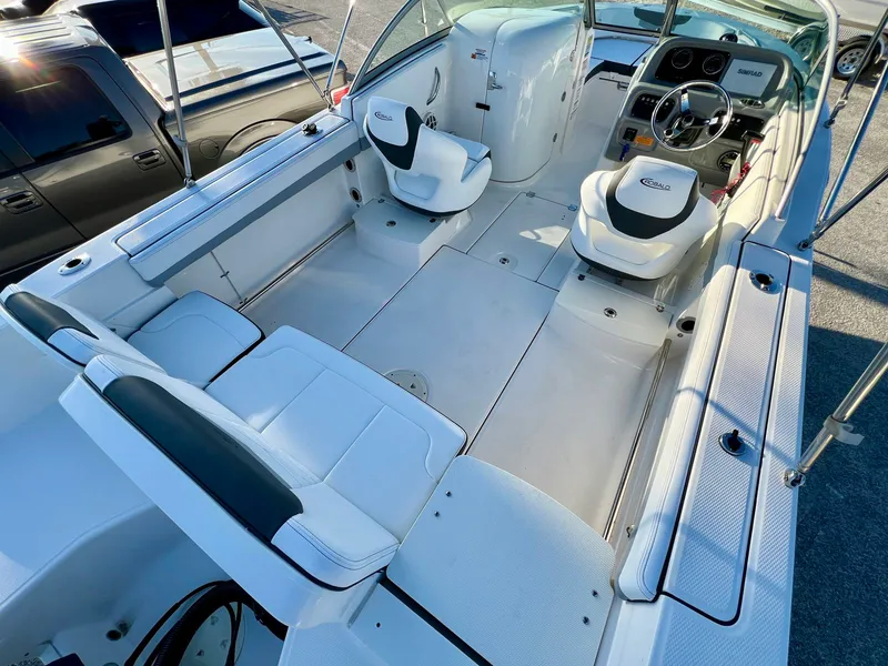 Slide: The Image of Robalo R207 2024 - 7