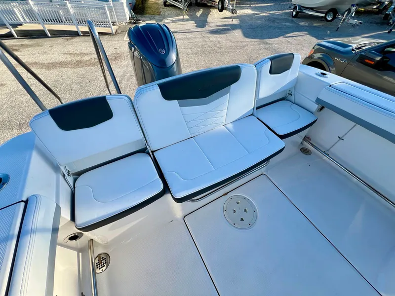 Slide: The Image of Robalo R207 2024 - 8