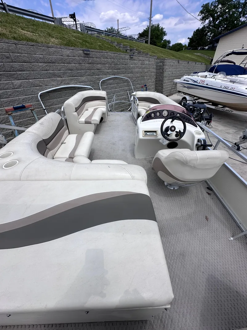 Slide: The Image of 2007 Bennington 2075GSi pontoon boat interior with seating and steering console. - 3