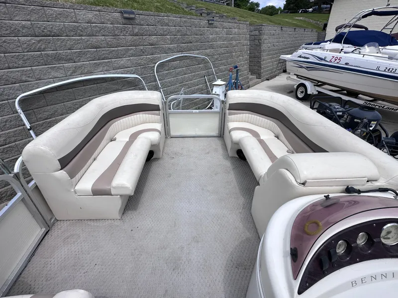 Slide: The Image of 2007 Bennington 2075GSi pontoon boat with spacious seating and modern design. - 9