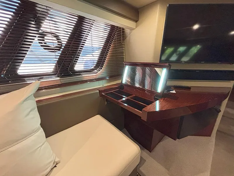 Slide: The Image of Sea Ray L590 2017 - 50