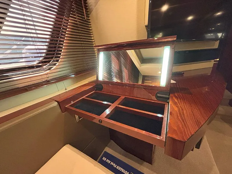 Slide: The Image of Sea Ray L590 2017 - 51