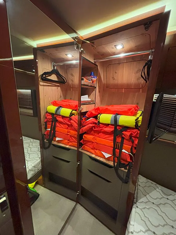 Slide: The Image of Sea Ray L590 2017 - 63