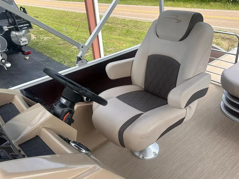 Slide: The Image of Captain's chair on 2018 Bennington 23SSBXP boat with Yamaha F150 engine. - 5