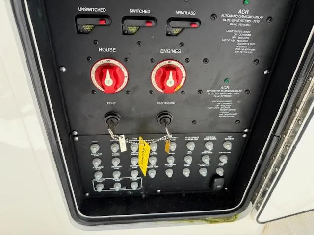 Slide: The Image of Boston Whaler 330 Outrage 2023 - 10