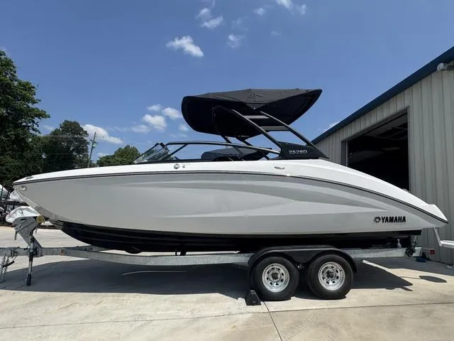 Slide: The Image of Yamaha 252 SD 2025 - 1